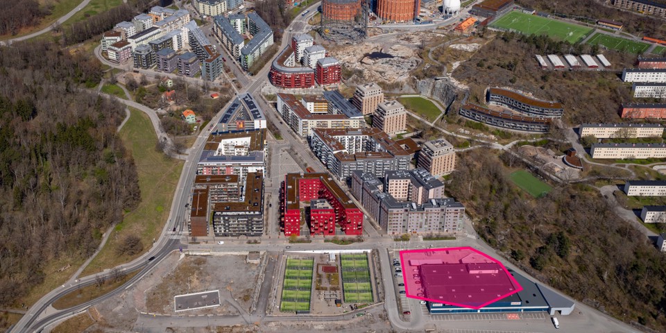 Flygfoto över Norra Djurgårdsstaden. Rosa markering till höger visar markanvisat område. 